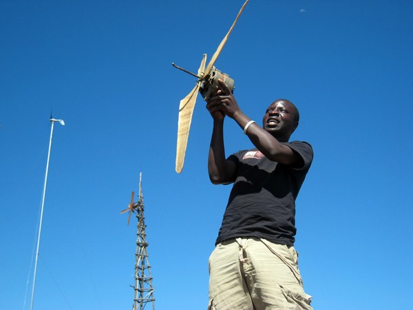 Jonge Afrikaan bouwt zelf windmolens en voorziet dorp van energie