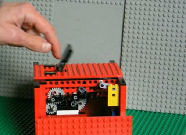 Nutteloze LEGO-machine zet zichzelf uit