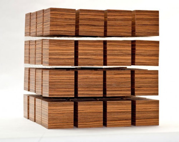 Zwevende tafel is gemaakt van magnetische blokken