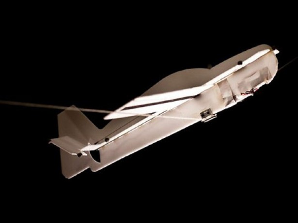 Autonoom vliegtuigje van MIT kan landen op stroomkabels