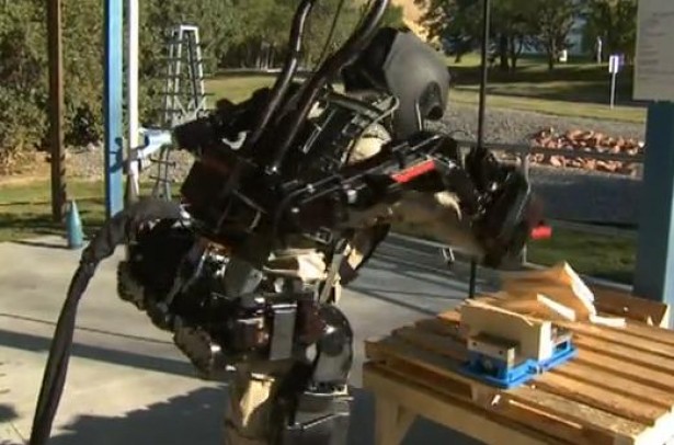XOS 2 exoskeleton maakt robots van mensen
