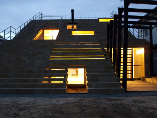 Een huis gemaakt van trappen