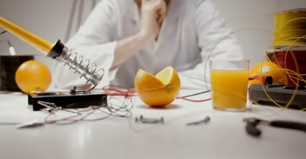 Sinaasappels voorzien reclamebord van energie