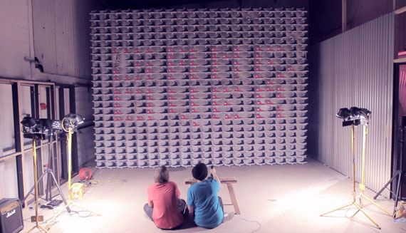 Converse maakt scherm van 480 schoenen