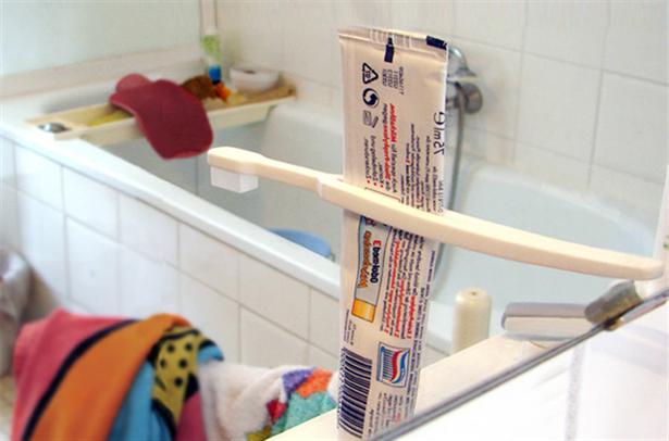 Handige tandenborstel haalt alles uit je tandpasta