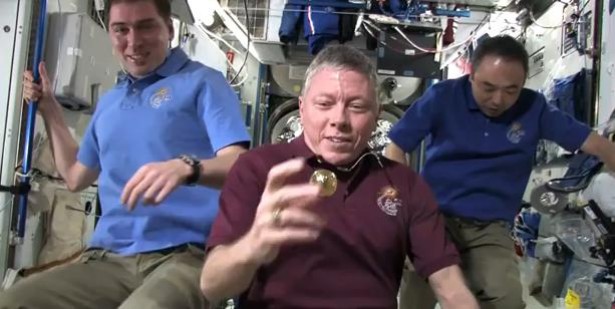 Astronauten spelen in het ISS