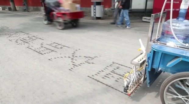 Omgebouwde fiets schrijft met water