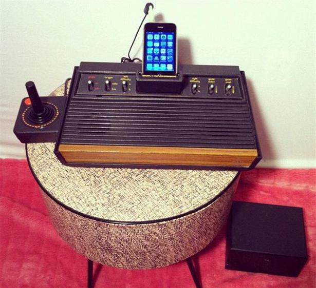 iPhone dock is gemaakt van een Atari 2600