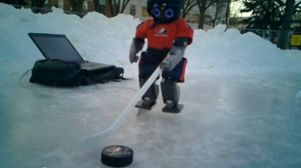 Robot speelt ijshockey