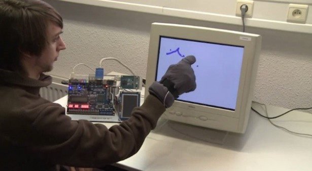 Handschoenen maken touchscreens van monitoren