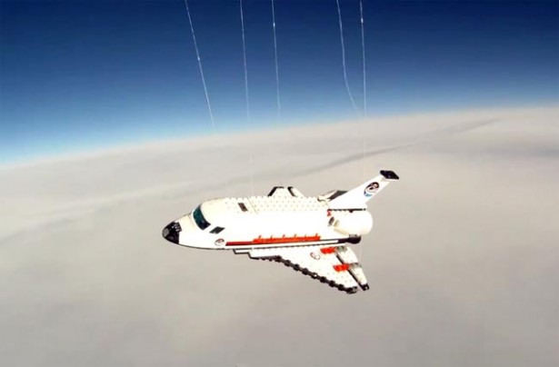 Spaceshuttle van Lego vliegt door de ruimte