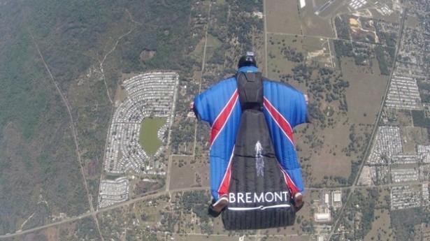Stuntman springt zonder parachute uit helikopter