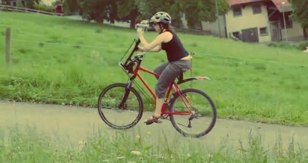 Fiets met trappers voor je handen en voeten