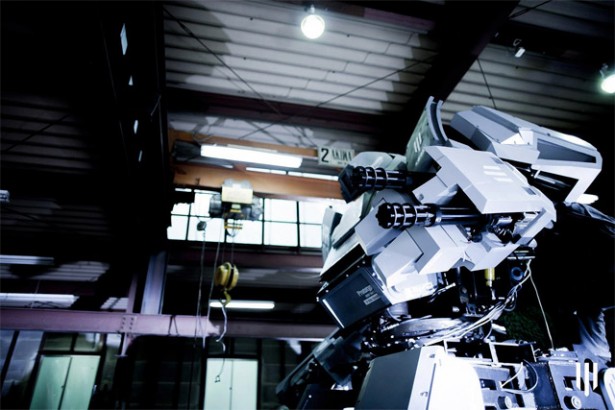 Enorme robot wordt bestuurd met een iPhone
