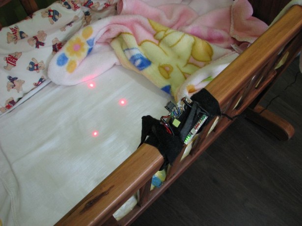 Vader houdt zijn baby in de gaten met lasers