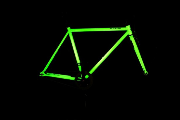 Deze fiets geeft licht in het donker
