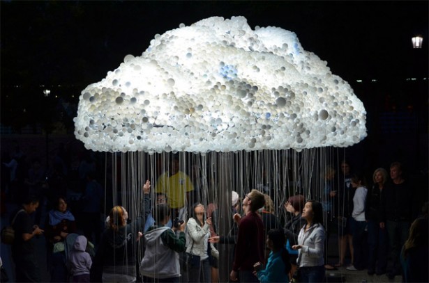 Een interactieve wolk gemaakt van gloeilampen