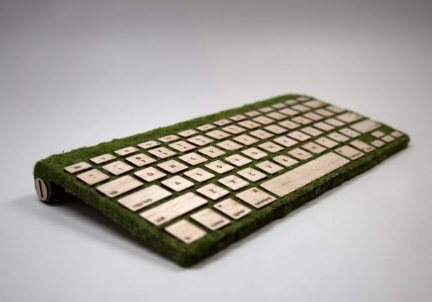 Een toetsenbord van hout en mos