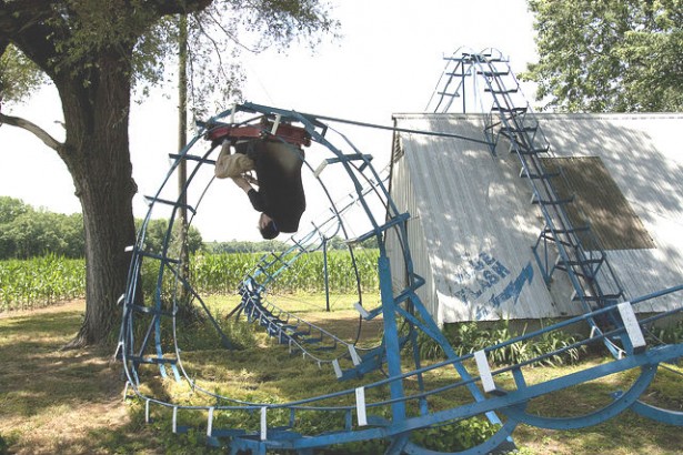 Man bouwt achtbaan in zijn achtertuin