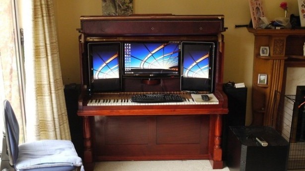 Computer vermomd als piano