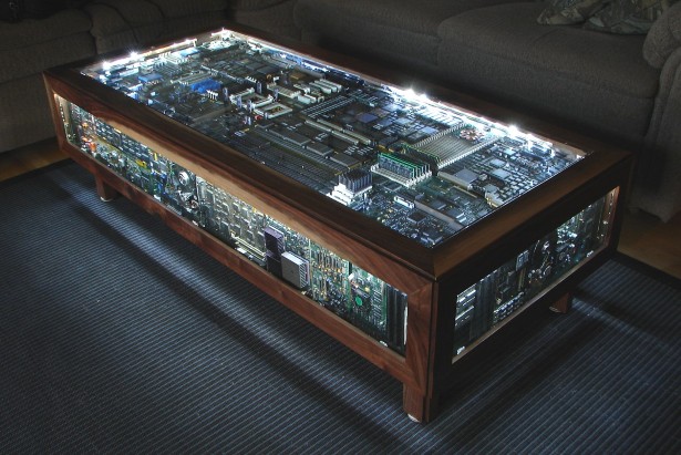 Een tafel van computeronderdelen