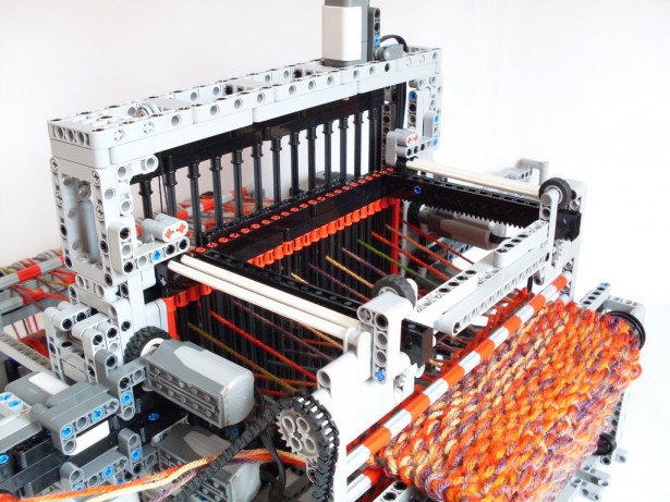 Deze machine van Lego breit een sjaal