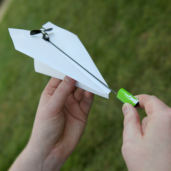 Bestuur een papieren vliegtuigje met je smartphone