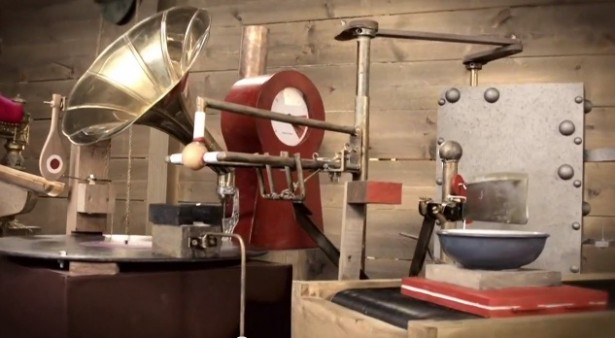 Rube Goldberg machine bakt pannenkoeken