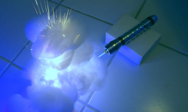 Man maakt eigen lightsaber met krachtige laser