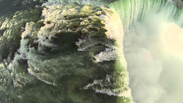 De Niagara Falls, gefilmd met een quadrotor en een GoPro camera