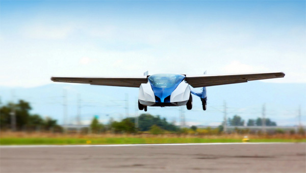 Aeromobil: vliegende auto met uitklapbare vleugels