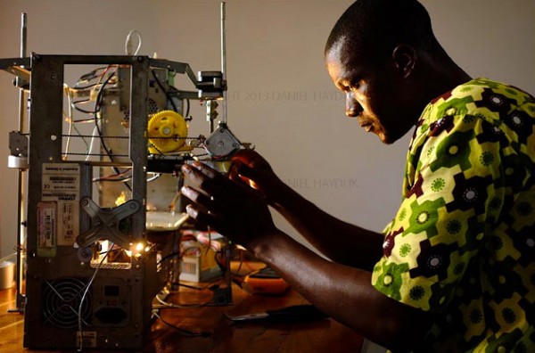 Maak kennis met een Afrikaanse uitvinder die een 3D-printer bouwde van afval