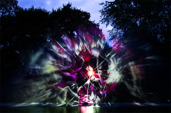 Schitterend: de projectie van licht op een fontein