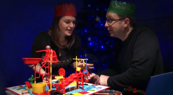Een vrolijke Rube Goldberg machine met kerstthema