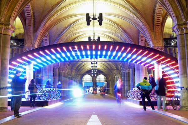 De fietstunnel onder het Rijksmuseum als interactieve lichtinstallatie