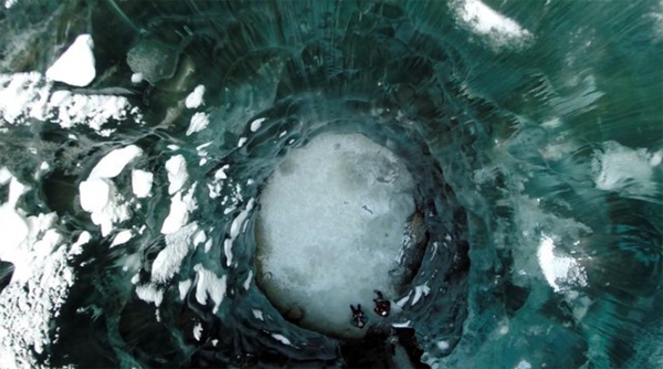 Schitterend! Grotten van ijs in Alaska, gefilmd met een drone