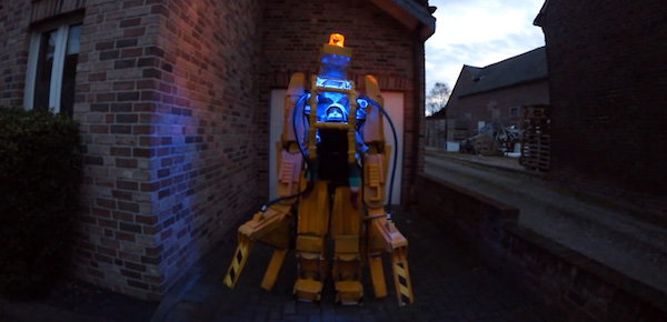 Geeky vader bouwt gigantisch robotpak voor zijn 13 maanden oude baby