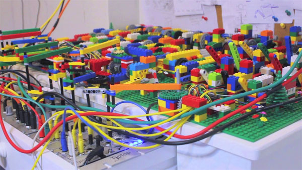 Dit enorme apparaat van LEGO maakt acid house