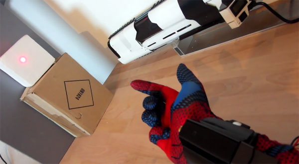 Creatieve hacker bouwt zijn eigen Spiderman-handschoen