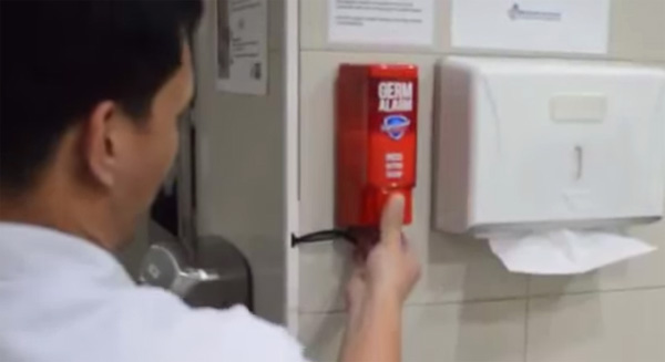 Deze slimme zeepdispenser gaat piepen als je jouw handen niet wast