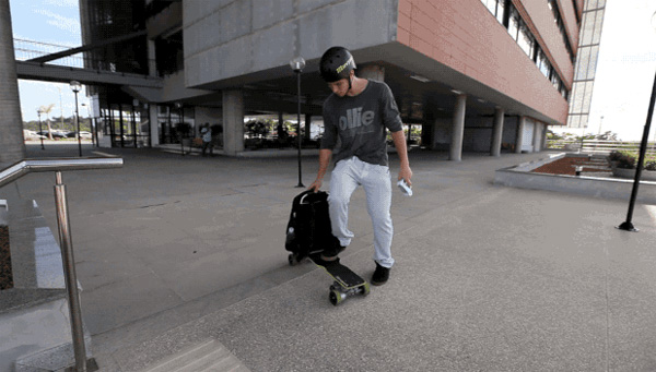 Movpak: een rugzak met een ingebouwd elektrisch skateboard
