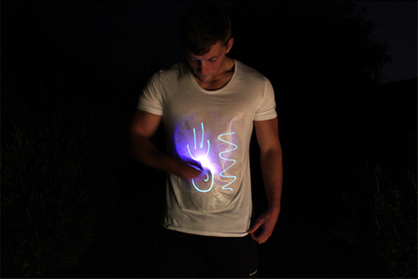 Interactieve t-shirts waarop je kunt tekenen met licht