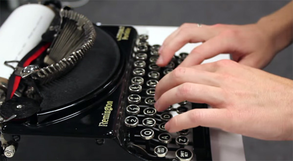 De verrassende combinatie van een typemachine en een online chatroom