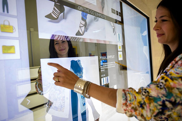 Deze digitale spiegel vernieuwt de manier waarop we kleding kopen