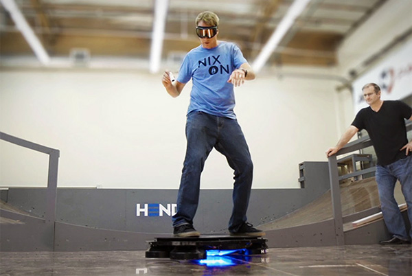 Zelfs Tony Hawk heeft het moeilijk op ‘s werelds eerste hoverboard
