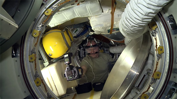 Zo maak je een selfie in de ruimte