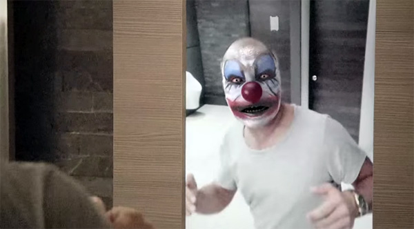 Deze beangstigende spiegel verandert in real-time je gezicht