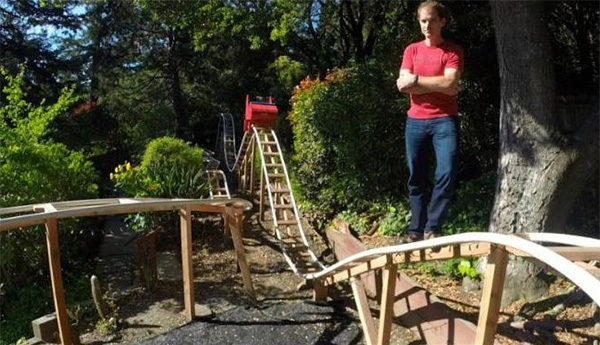 Deze fantastische vader bouwt voor zijn zoontje een achtbaan in de tuin