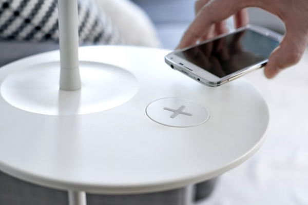 De nieuwste meubels van IKEA laden je gadgets draadloos op