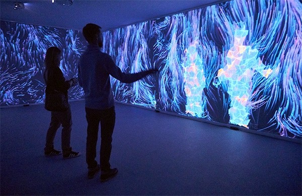In deze interactieve lichtgevende kamer spelen de bezoekers de hoofdrol